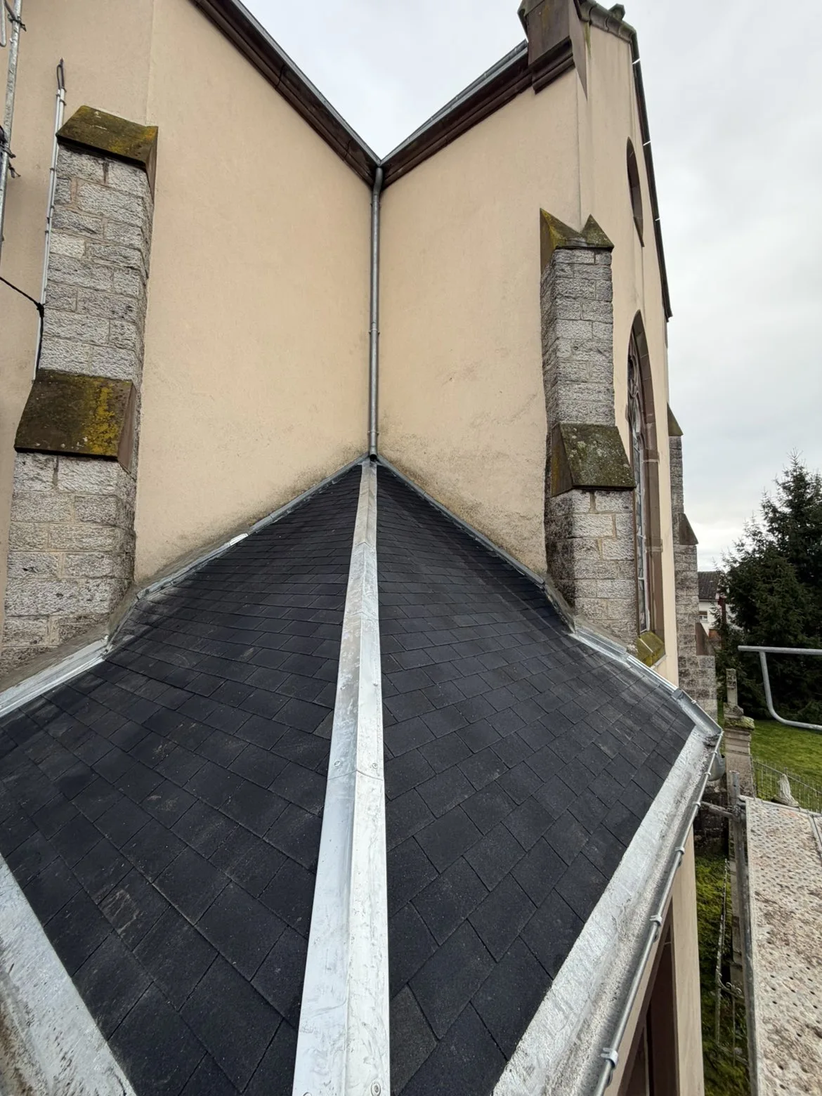 Rénovation d'une toiture d'église en Shingle à Réning - photo 4 - Réning